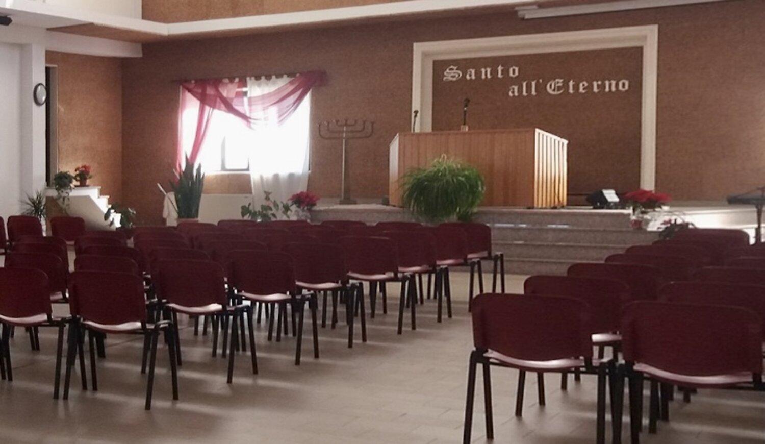 Sala di culto dell'Arca della Salvezza, con la scritta Santo all'Eterno