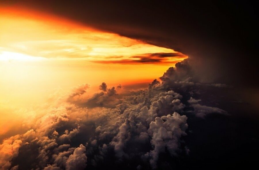 Cielo drammatico attraversato dalla luce